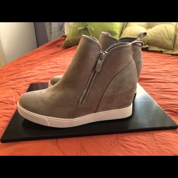 NWT*ANNE KLEIN TAN SUEDE SPORT HIDDEN HEEL BOOTIES/SHOES*9.5*NEVER WORN*MSRP$109 - Picture 2 of 6
